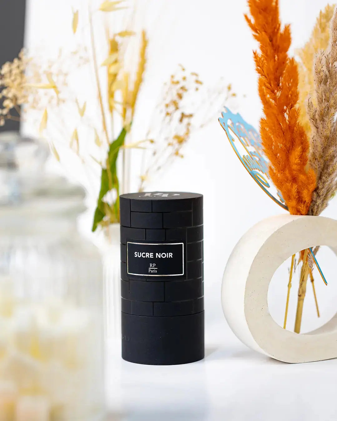 Parfum Sucre Noir de RP Paris - Une fragrance unisexe inspirée de Sucre Noir d'Arte Profumi. Explorez ce parfum gourmand et sophistiqué au Maroc sur Sentoria.ma, votre parfumerie en ligne à Casablanca. Parfums unisexes exclusifs disponibles au Maroc.