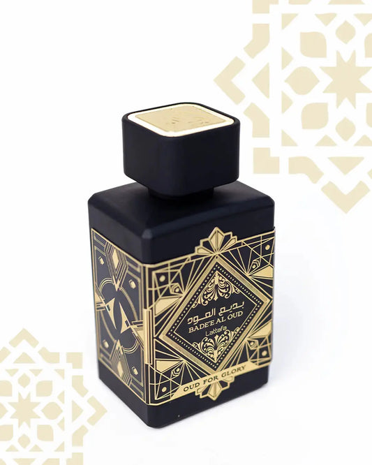Parfum Bade'e Al Oud, Oud for Glory de Lattafa Parfum - Une fragrance puissante pour homme, inspirée d'Oud for Greatness d'Initio. Découvrez ce parfum au Maroc sur Sentoria.ma, votre parfumerie en ligne à Casablanca. Parfums pour hommes de luxe disponibles au Maroc.