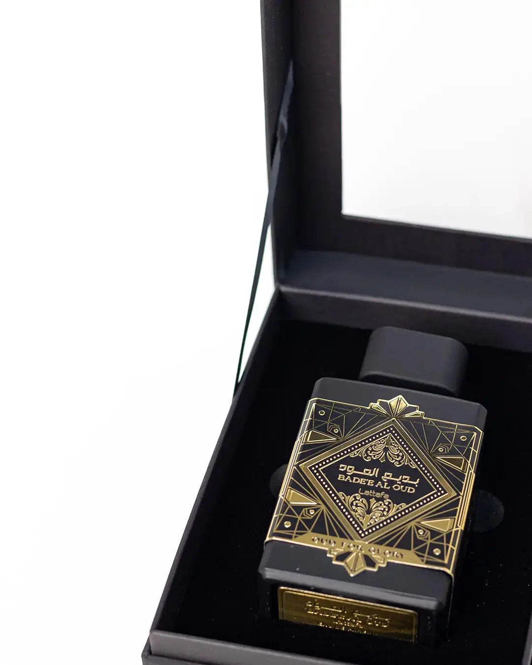 Parfum Bade'e Al Oud, Oud for Glory de Lattafa Parfum - Une fragrance puissante pour homme, inspirée d'Oud for Greatness d'Initio. Découvrez ce parfum au Maroc sur Sentoria.ma, votre parfumerie en ligne à Casablanca. Parfums pour hommes de luxe disponibles au Maroc.