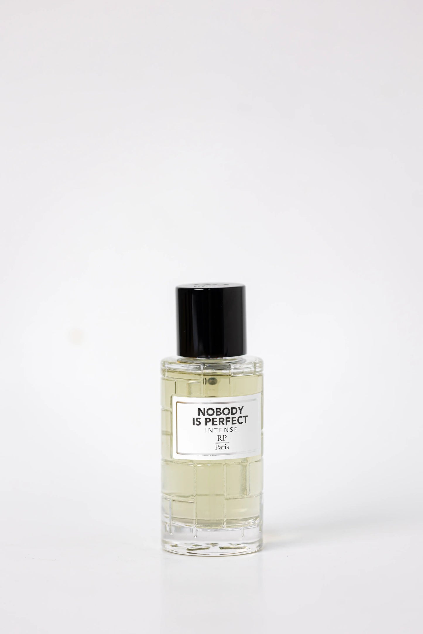 Parfum Nobody is Perfect de RP Paris - Une fragrance unisexe inspirée de Kryptonite de Khalil T. Explorez ce parfum unique et captivant au Maroc sur Sentoria.ma, votre parfumerie en ligne à Casablanca. Parfums unisexes exclusifs disponibles au Maroc.