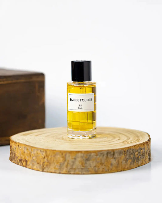 Parfum Eau de Foudre de RP Paris - Une fragrance pour homme inspirée de Bois d'Argent de Dior. Découvrez ce parfum élégant et sophistiqué au Maroc sur Sentoria.ma, votre parfumerie en ligne pour les meilleurs parfums pour hommes à Casablanca et dans tout le Maroc.