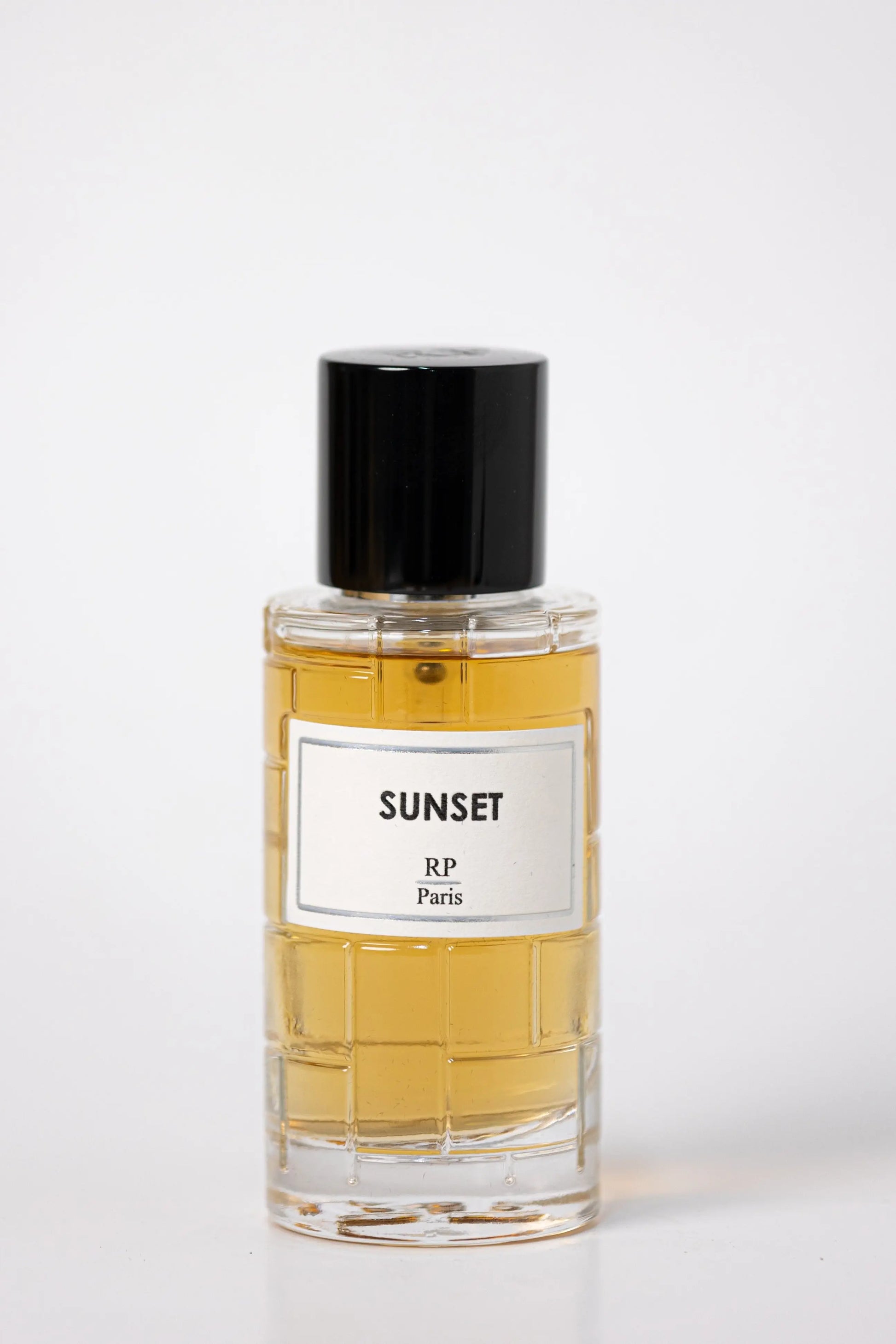 Parfum Sunset de RP Paris - Une fragrance unisexe inspirée de Soleil Blanc de Tom Ford. Découvrez ce parfum ensoleillé et lumineux au Maroc sur Sentoria.ma, votre parfumerie en ligne pour des parfums unisexes à Casablanca et dans tout le Maroc.