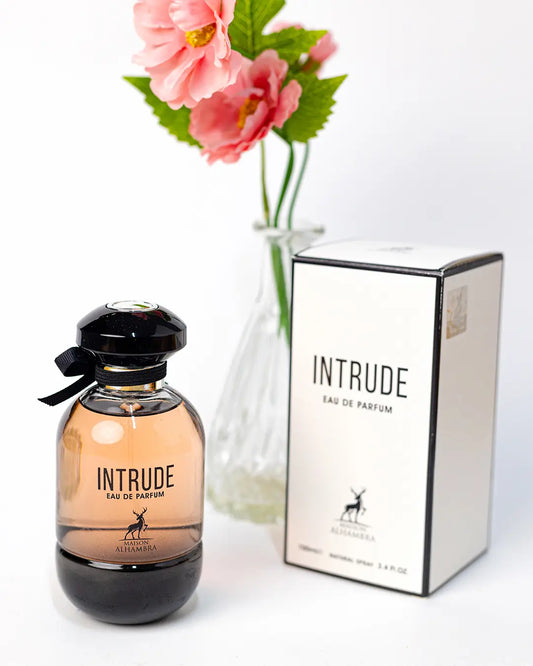Parfum L'Intrude de Maison Alhambra - Une fragrance féminine inspirée de L'Interdit de Givenchy. Découvrez ce parfum audacieux et mystérieux au Maroc sur Sentoria.ma, votre parfumerie en ligne pour des parfums pour femmes à Casablanca et dans tout le Maroc.