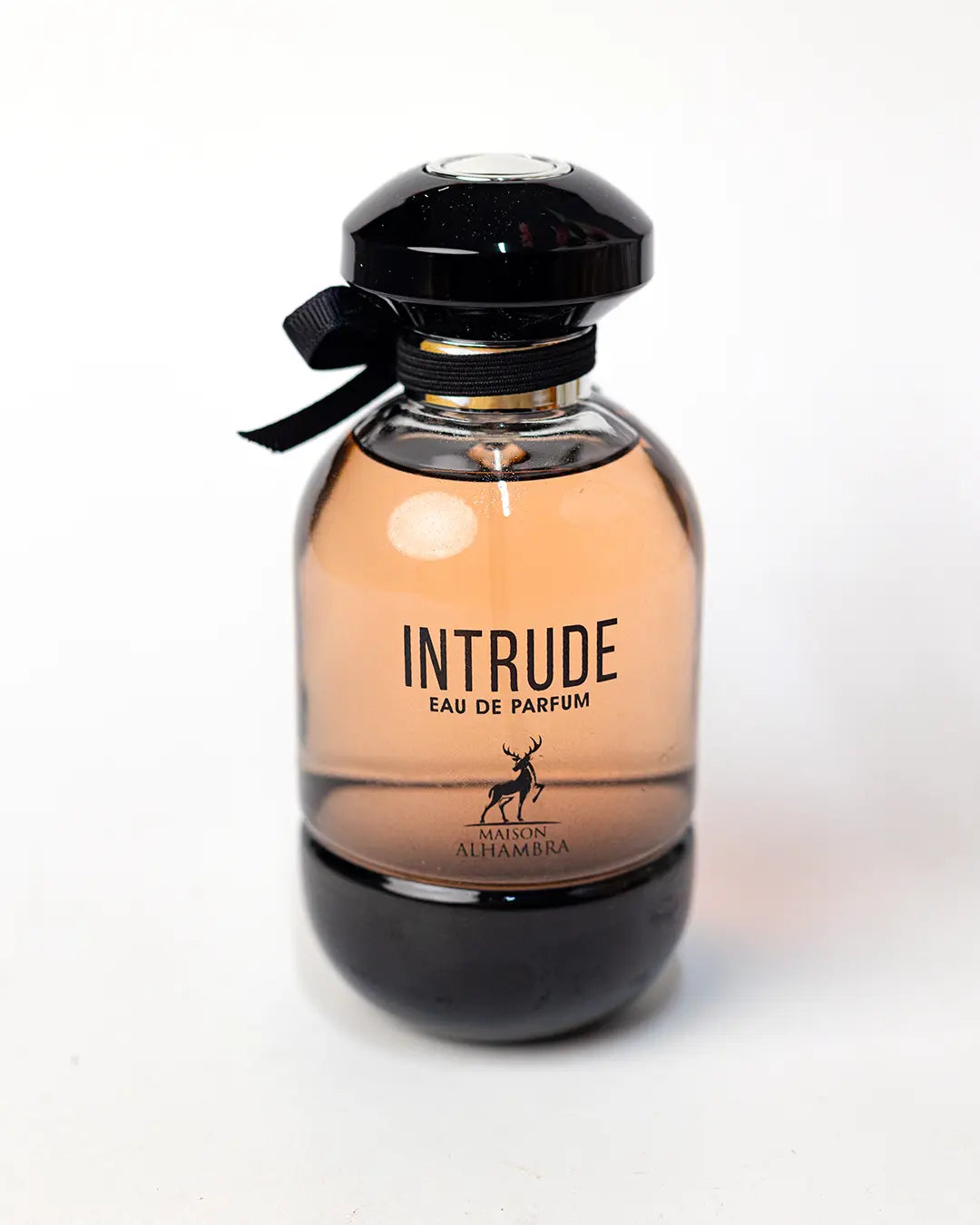 Parfum L'Intrude de Maison Alhambra - Une fragrance féminine inspirée de L'Interdit de Givenchy. Découvrez ce parfum audacieux et mystérieux au Maroc sur Sentoria.ma, votre parfumerie en ligne pour des parfums pour femmes à Casablanca et dans tout le Maroc.
