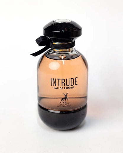 Parfum L'Intrude de Maison Alhambra - Une fragrance féminine inspirée de L'Interdit de Givenchy. Découvrez ce parfum audacieux et mystérieux au Maroc sur Sentoria.ma, votre parfumerie en ligne pour des parfums pour femmes à Casablanca et dans tout le Maroc.