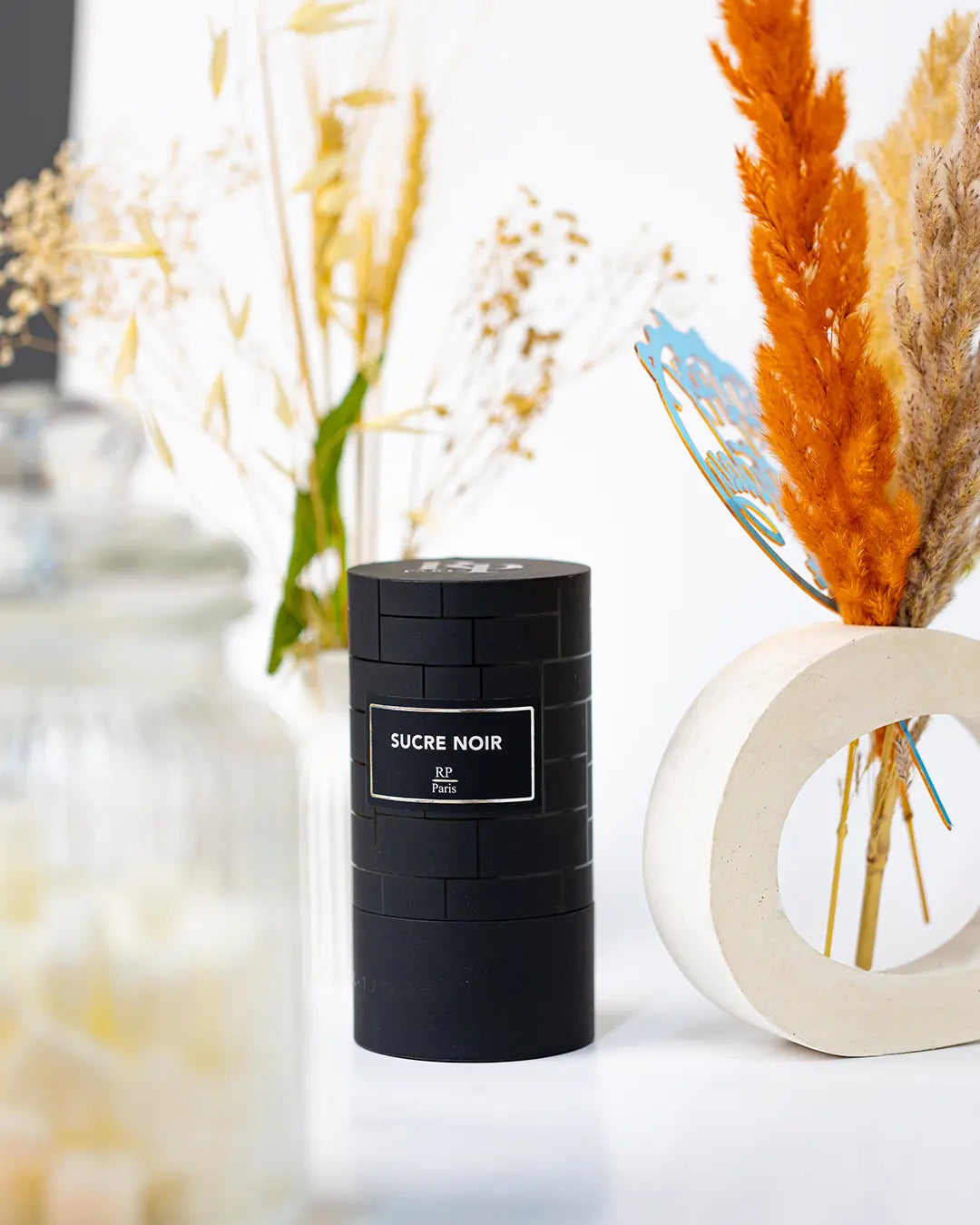 Parfum Sucre Noir de RP Paris - Une fragrance unisexe inspirée de Sucre Noir d'Arte Profumi. Explorez ce parfum gourmand et sophistiqué au Maroc sur Sentoria.ma, votre parfumerie en ligne à Casablanca. Parfums unisexes exclusifs disponibles au Maroc.