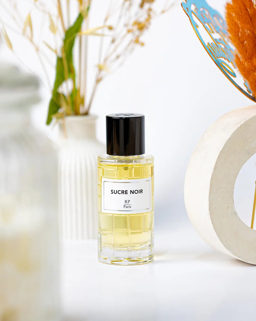 Parfum Sucre Noir de RP Paris - Une fragrance unisexe inspirée de Sucre Noir d'Arte Profumi. Explorez ce parfum gourmand et sophistiqué au Maroc sur Sentoria.ma, votre parfumerie en ligne à Casablanca. Parfums unisexes exclusifs disponibles au Maroc.